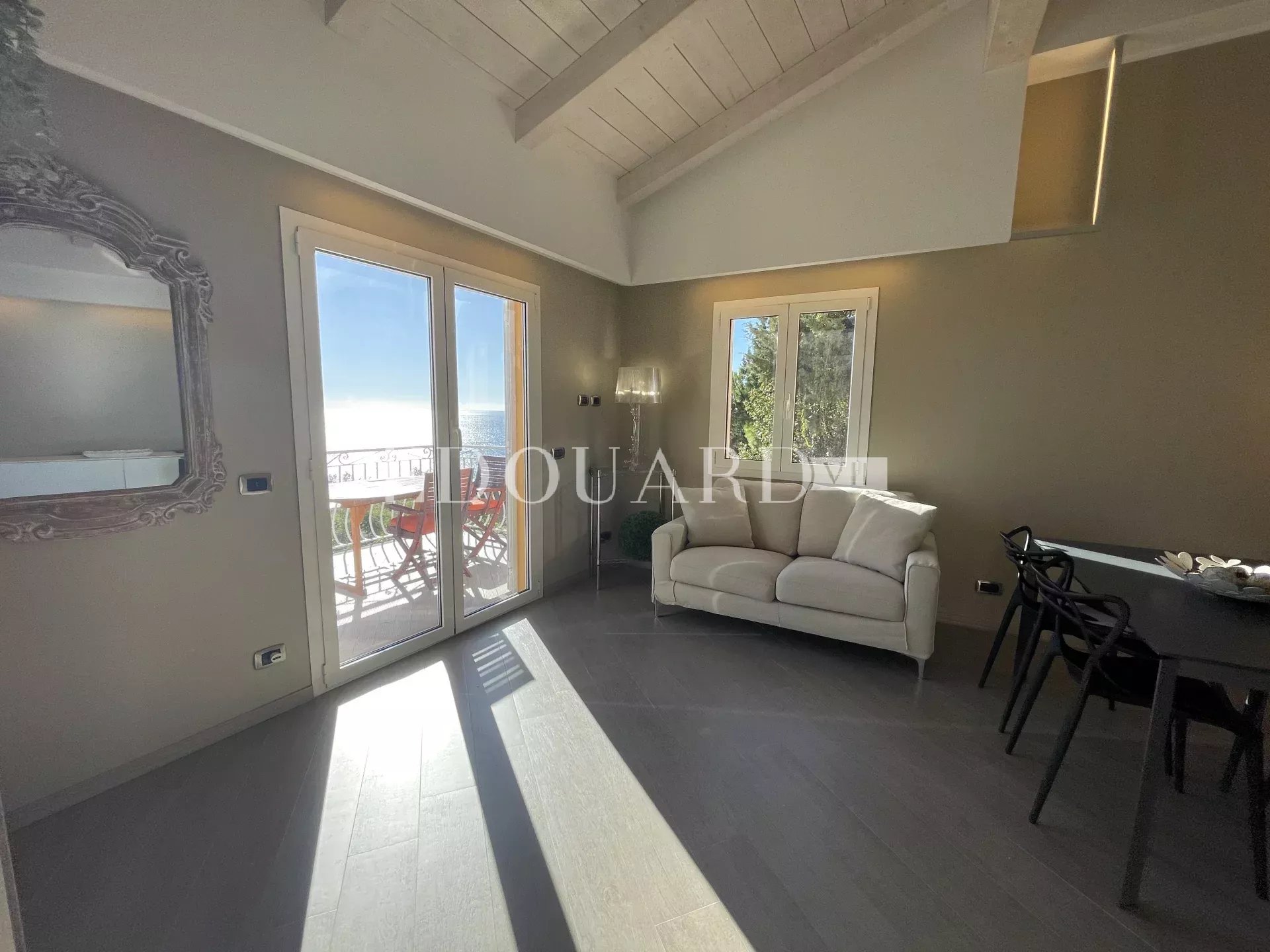 En exclusivité trois pièces avec spacieuse terrasse, magnifique vue mer panoramique et parking