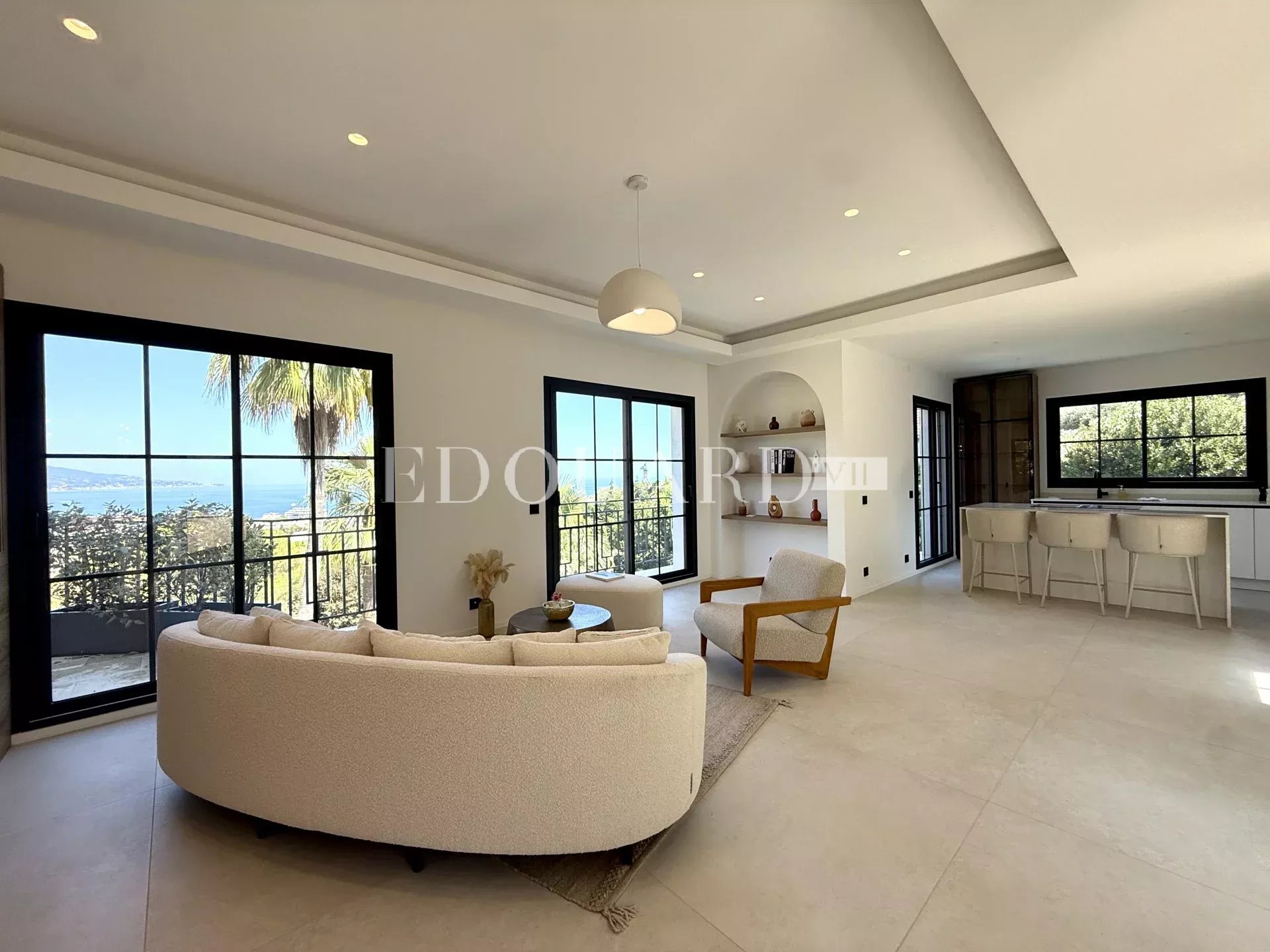 Superbe villa contemporaine avec piscine, une oasis de lumière au cœur de Roquebrune Cap Martin