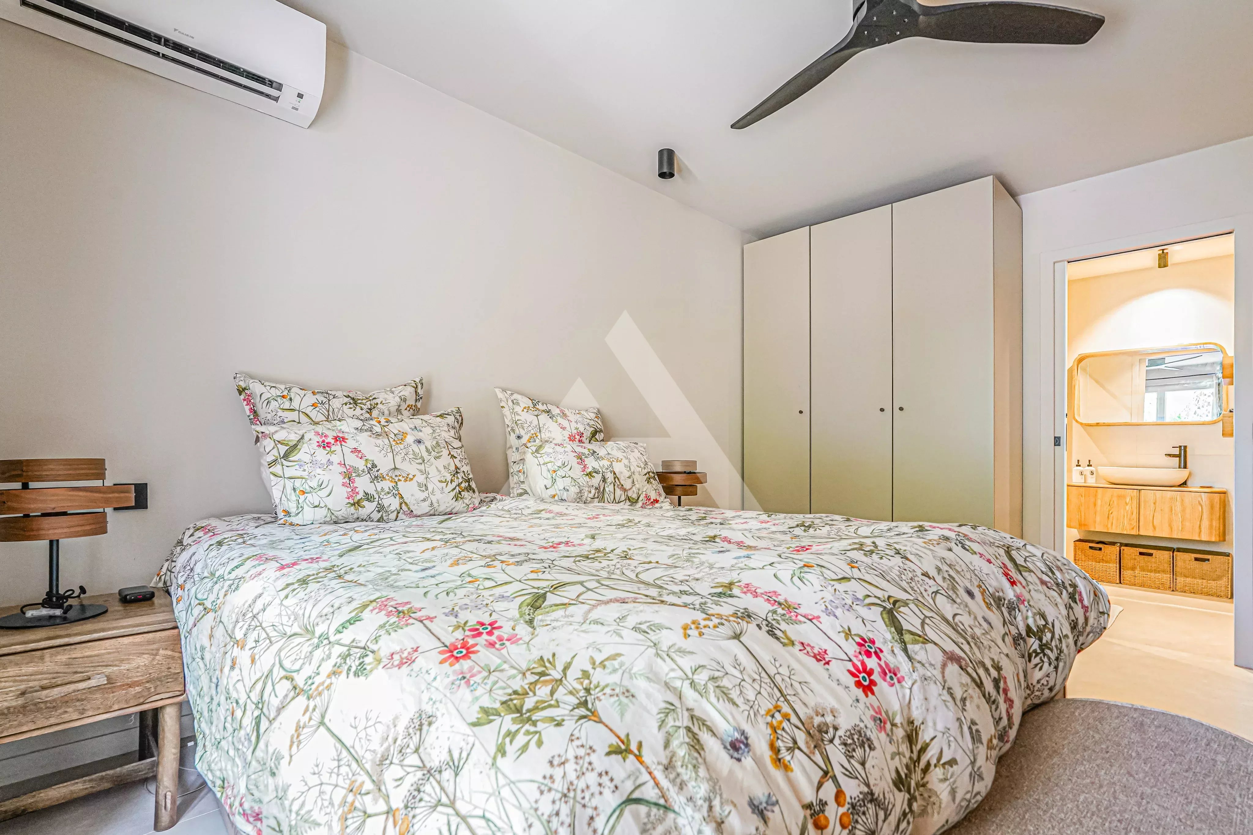 ROQUEBRUNE CAP MARTIN - APPARTEMENT 3 PIÈCES - PISCINE & JARDIN PRIVATIF