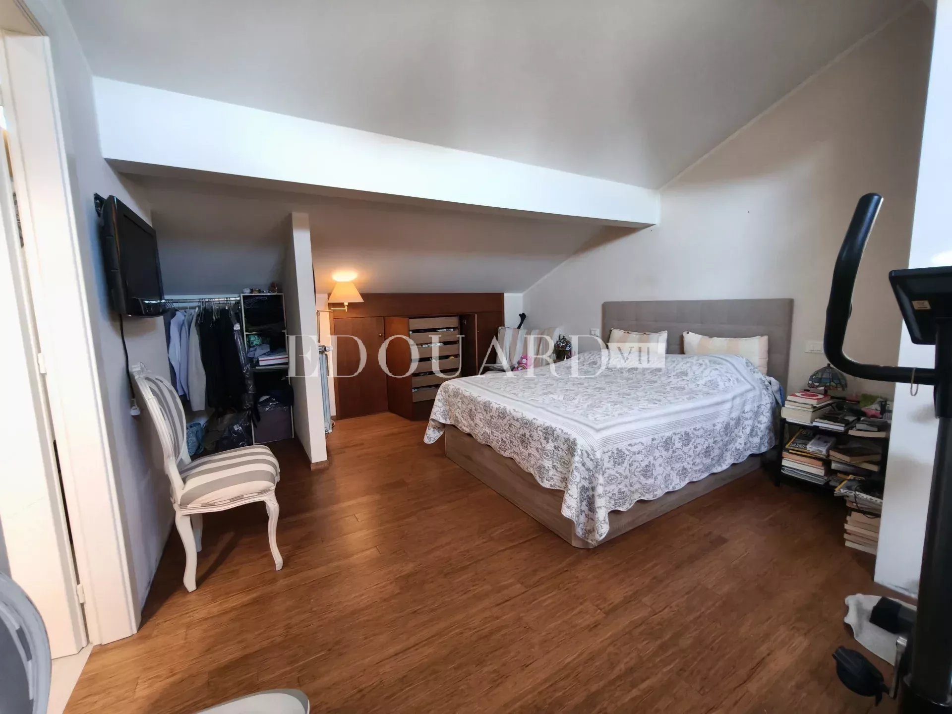 Villa indépendante à vendre, en excellent état avec piscine, jardin plat et vaste parking extérieur