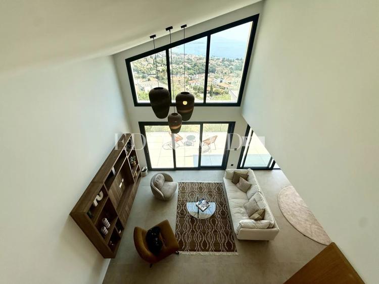 Somptueuse villa complètement rénovée avec piscine chauffée et splendide vue mer panoramique