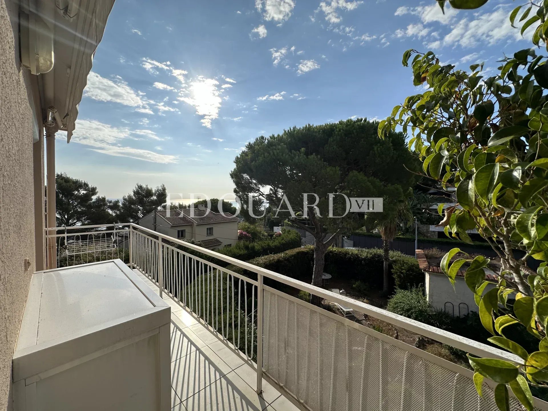 Magnifique trois pièces superbement rénové et meublé, avec spectaculaire terrasse et splendide vue panoramique