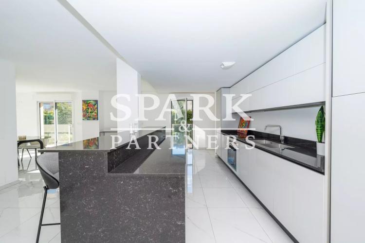 Roqbrune Cap Martin - Moderne appartement de 3 pièces avec jardin