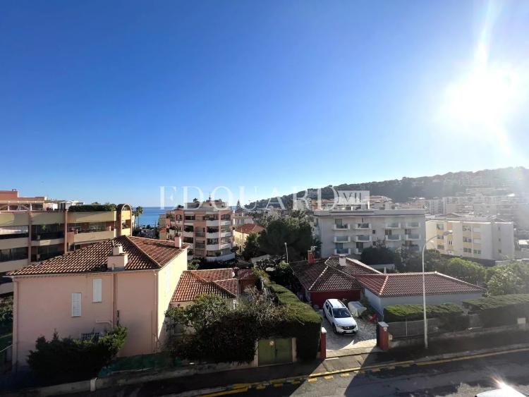 Deux pièces en bon état avec terrasse, agréable vue dégagée jusqu'à la mer, cave et garage. Exclusivité