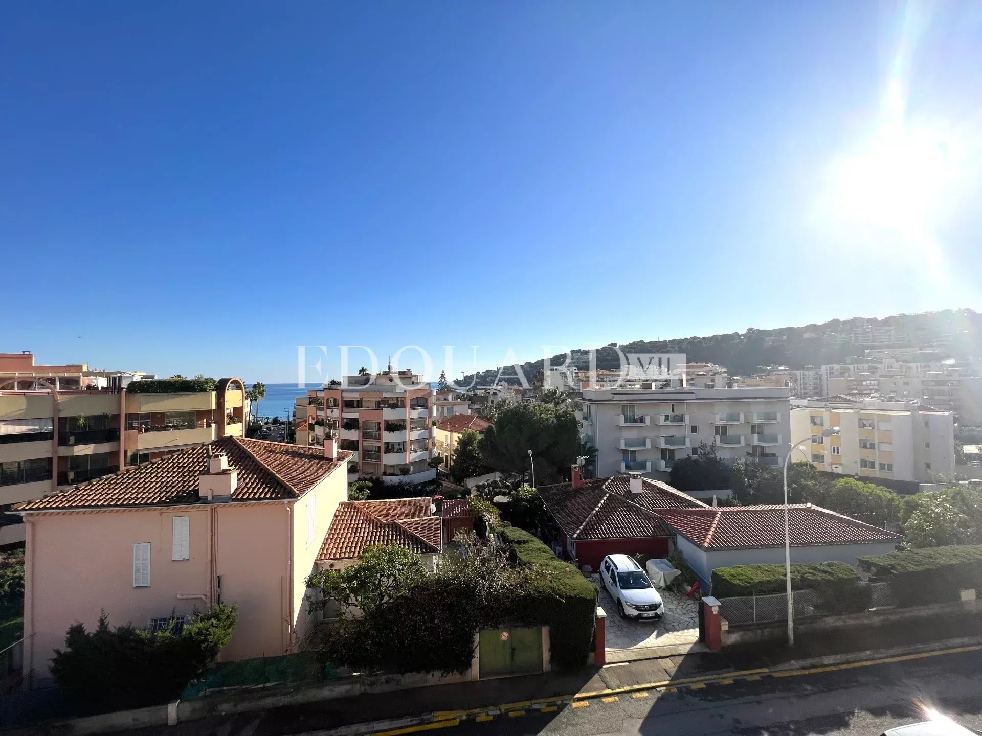 Deux pièces en bon état avec terrasse, agréable vue dégagée jusqu'à la mer, cave et garage. Exclusivité