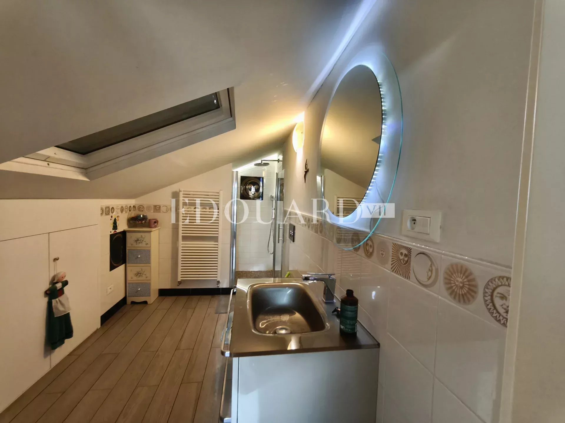 Villa indépendante à vendre, en excellent état avec piscine, jardin plat et vaste parking extérieur