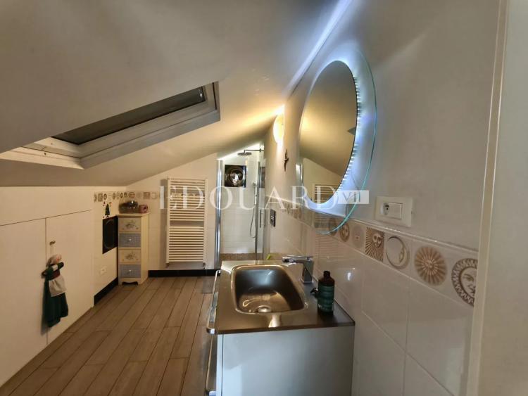 Villa indépendante à vendre, en excellent état avec piscine, jardin plat et vaste parking extérieur