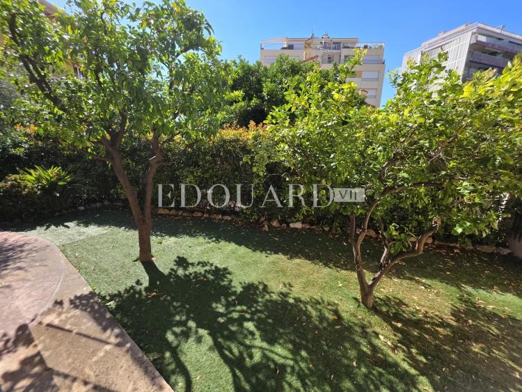 Sur la commune de Roquebrune Cap Martin, quatre pièces avec grande terrasse, vaste jardin, cave, parking