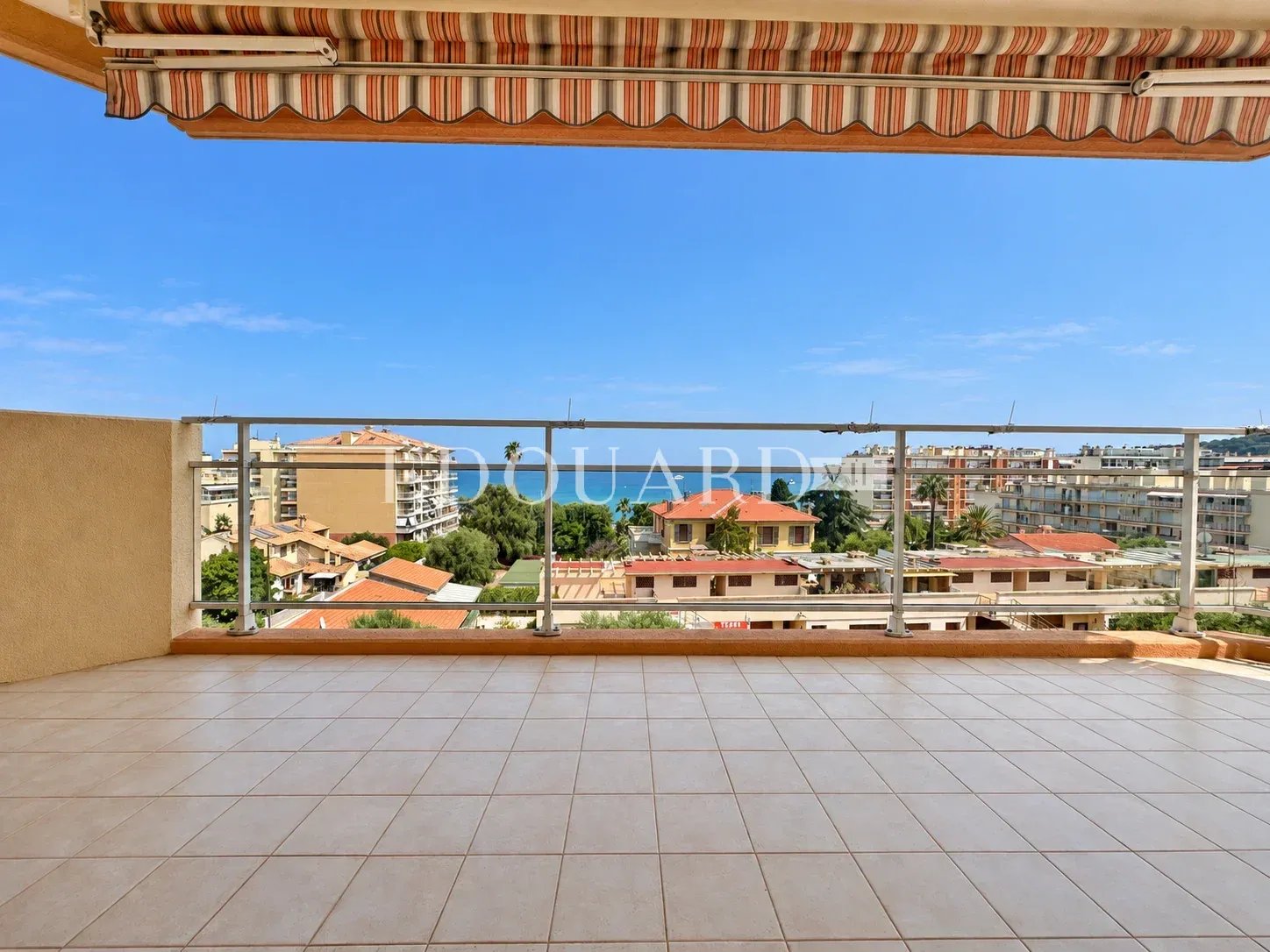 En exclusivité trois pièces avec vaste terrasse, splendide vue mer et double garage, dans immeuble de standing
