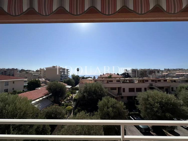Dans immeuble de standing avec piscine, en exclusivité trois pièces avec vaste terrasse et garage