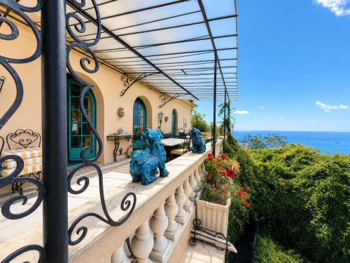 Ancien Hôtel avec Vue Panoramique sur Monaco – Projet d'Exception à Fort Potentiel