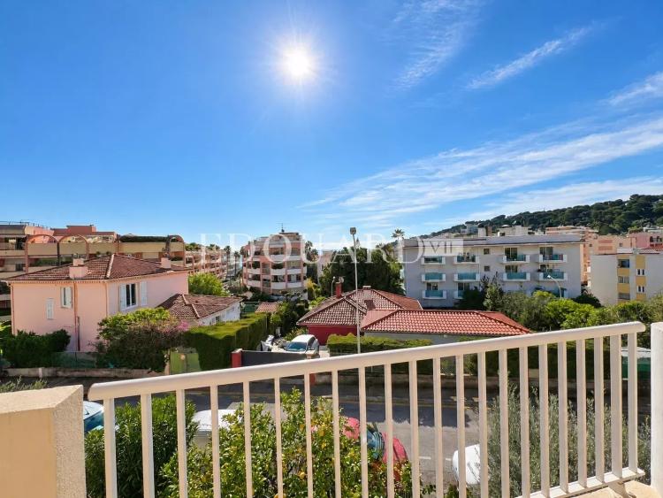 En exclusivité deux pièces en dernier étage avec spacieuse terrasse, cave et parking, à quelques pas des plages