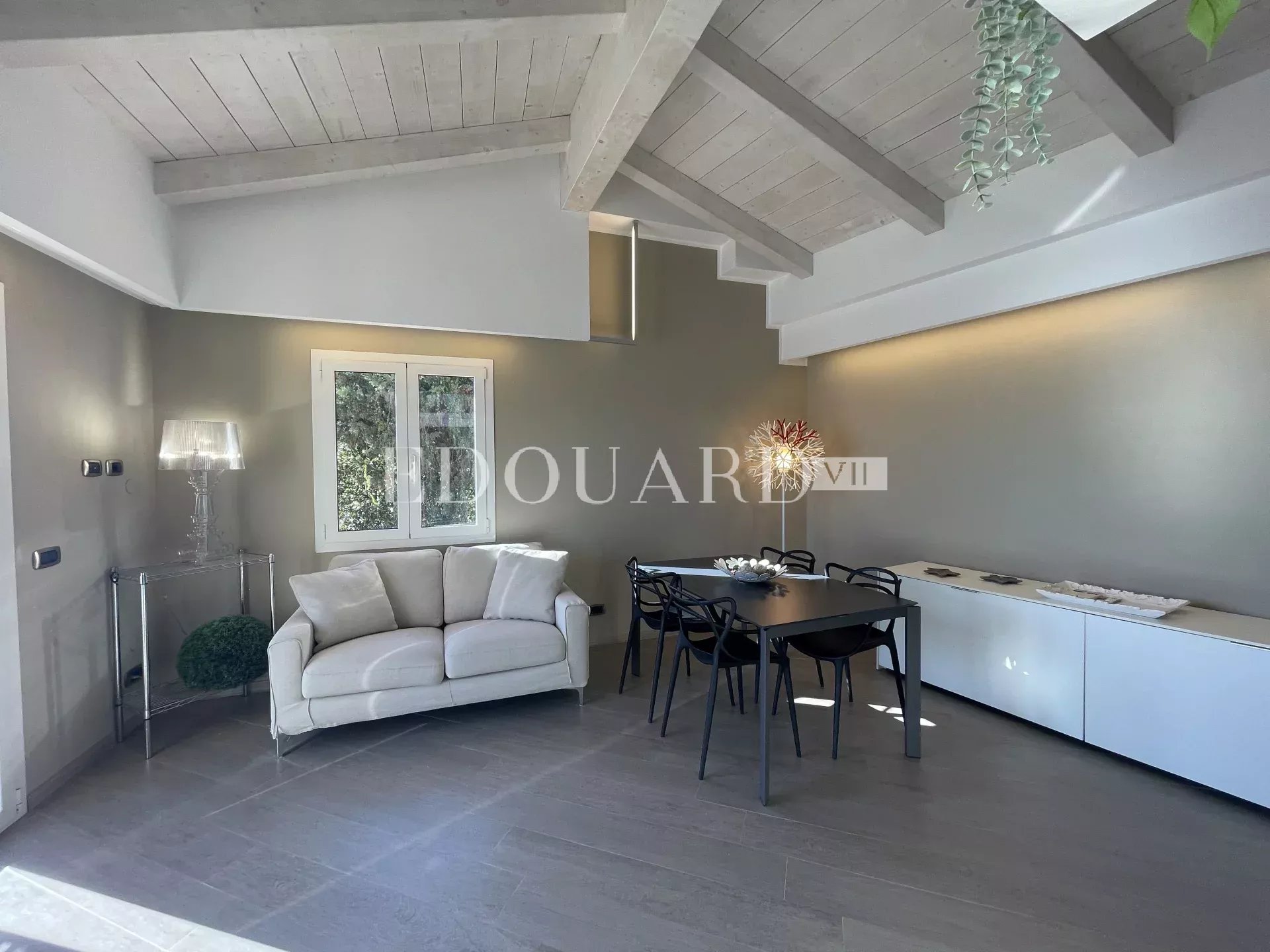En exclusivité trois pièces avec spacieuse terrasse, magnifique vue mer panoramique et parking