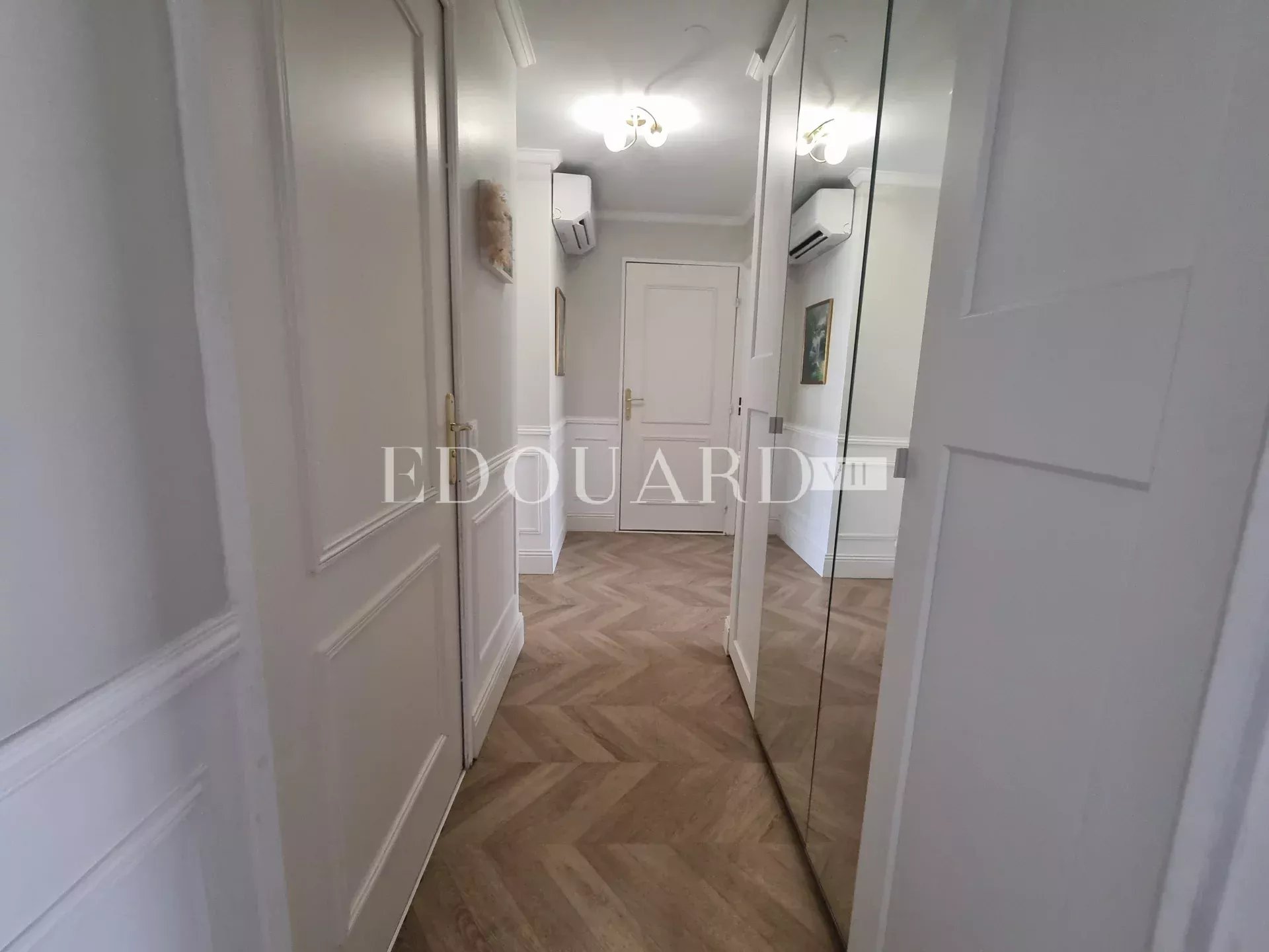 En exclusivité splendide quatre pièces traversant, entièrement rénové avec terrasse et possibilité garage