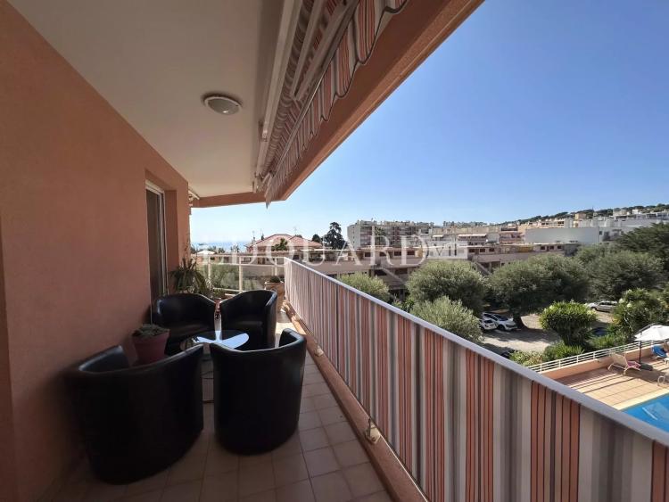 Dans immeuble de standing avec piscine, en exclusivité trois pièces avec vaste terrasse et garage