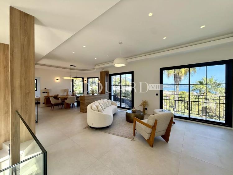Superbe villa contemporaine avec piscine, une oasis de lumière au cœur de Roquebrune Cap Martin