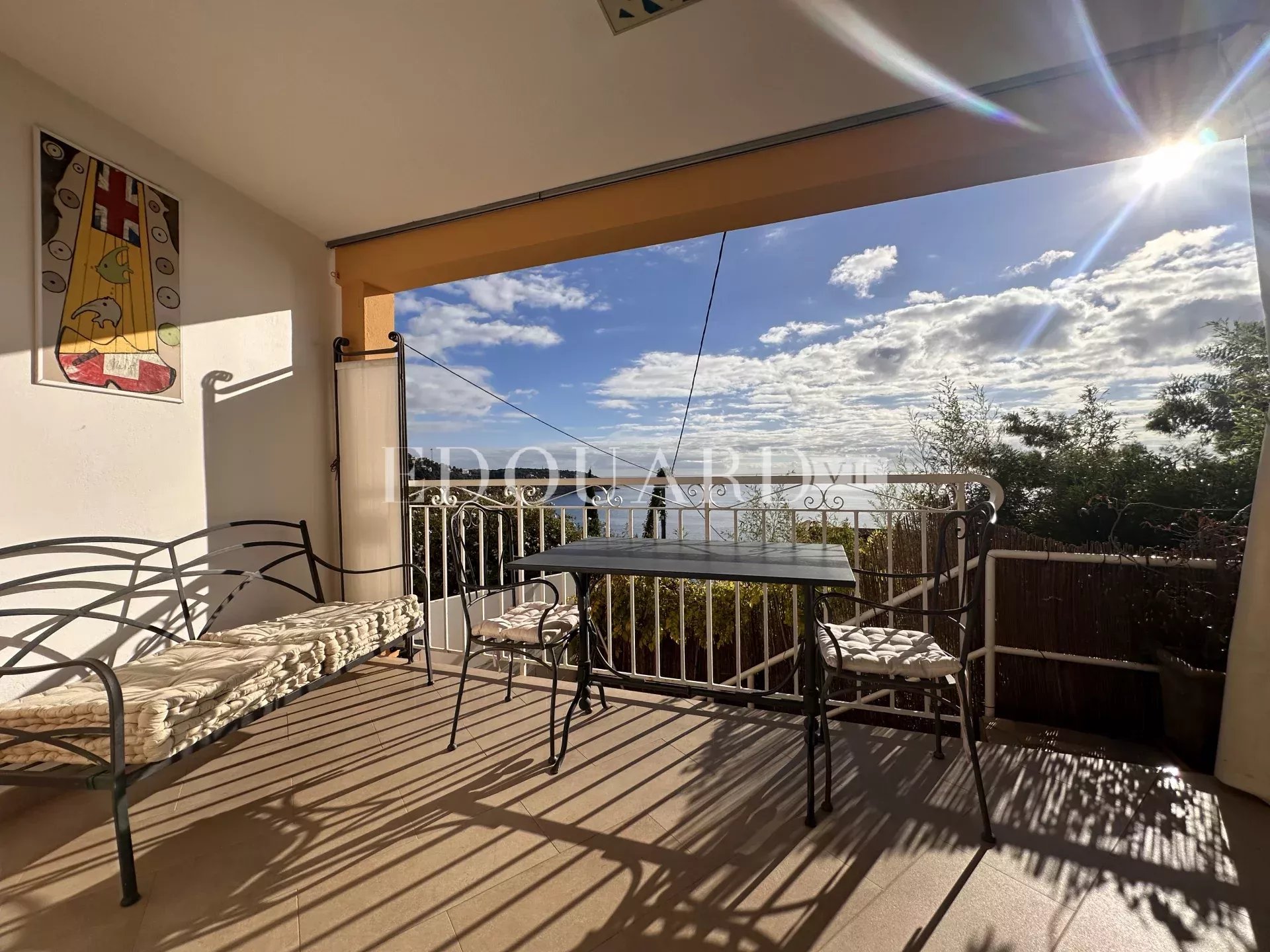 En exclusivité trois pièces avec vaste terrasse, belle vue mer panoramique et parking privatif