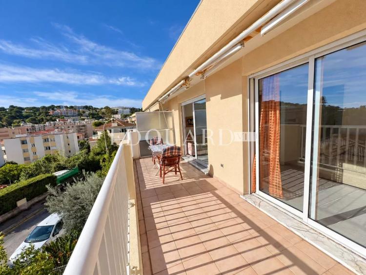 En exclusivité deux pièces en dernier étage avec spacieuse terrasse, cave et parking, à quelques pas des plages