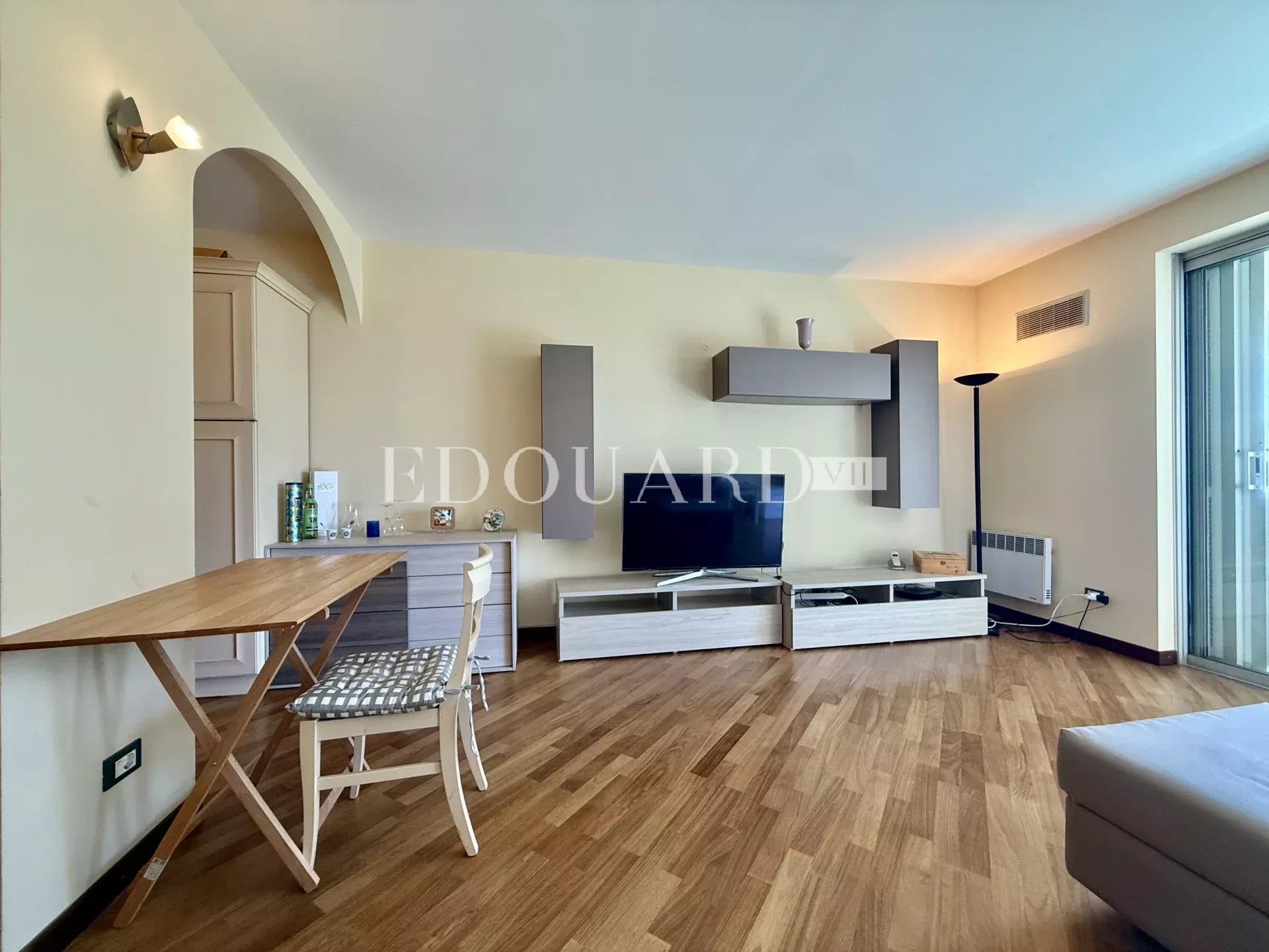 Dans prestigieux immeuble sur le Plateau du Cap, à vendre élégant deux pièces avec terrasse et cave