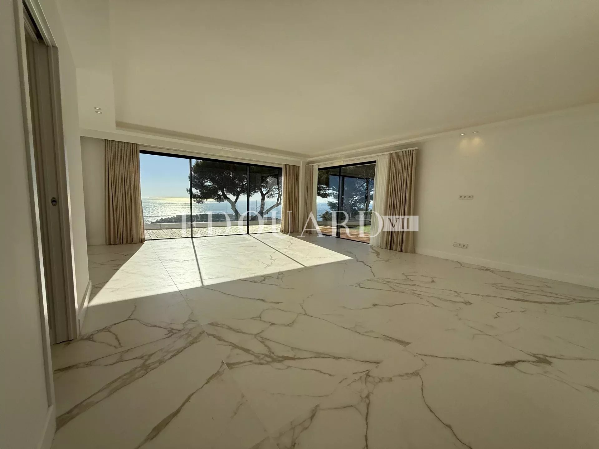 Villa entièrement rénovée avec grandes terrasses, superbe vue mer panoramique et piscine