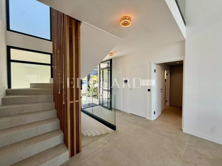 Somptueuse villa complètement rénovée avec piscine chauffée et splendide vue mer panoramique