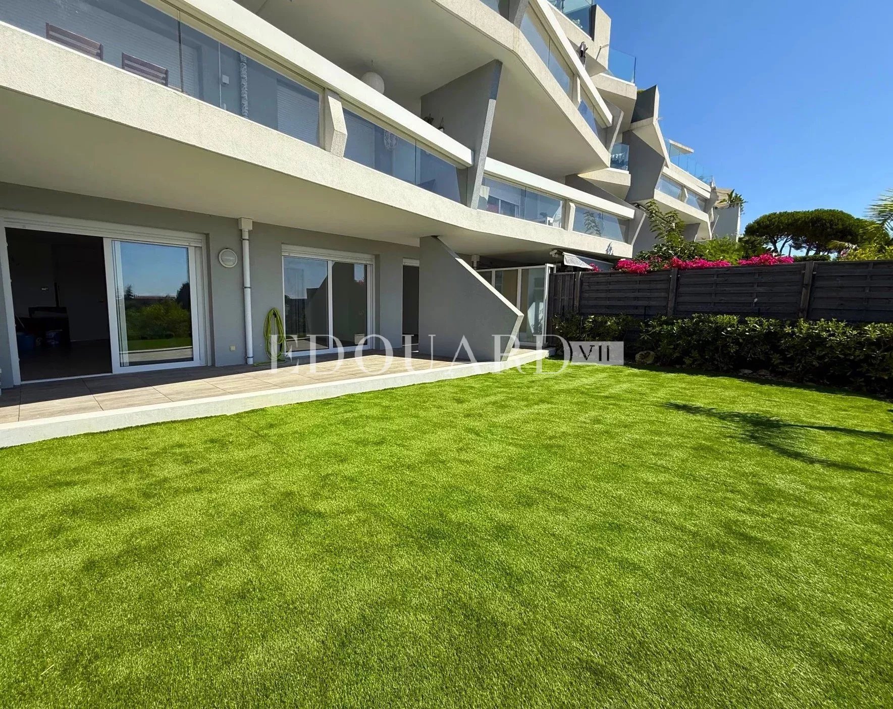 Trois pièces rénové avec grande terrasse, vaste jardin, belle vue panoramique jusqu'à la mer et parking