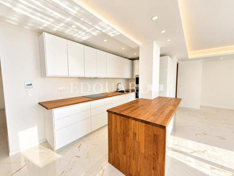 Somptueux quatre pièces à vendre avec belle vue sur la ville et la mer, en plein centre de Roquebrune Cap Martin