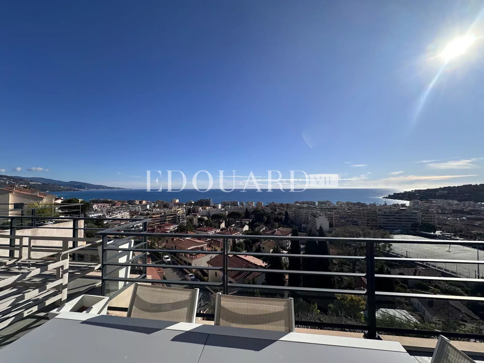 Superbe trois pièces en dernier étage avec spectaculaire terrasse et magnifique vue mer panoramique