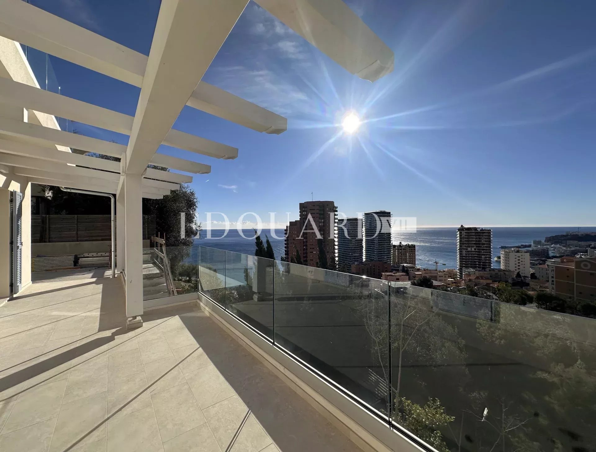 Superbe quatre pièces soigneusement rénové avec vastes terrasses, jardin, vue mer panoramique et parking