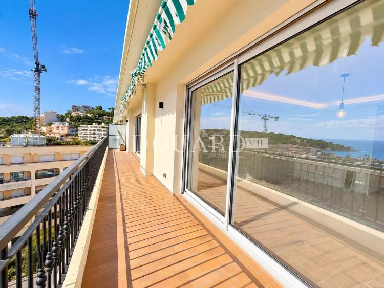 Somptueux quatre pièces à vendre avec belle vue sur la ville et la mer, en plein centre de Roquebrune Cap Martin