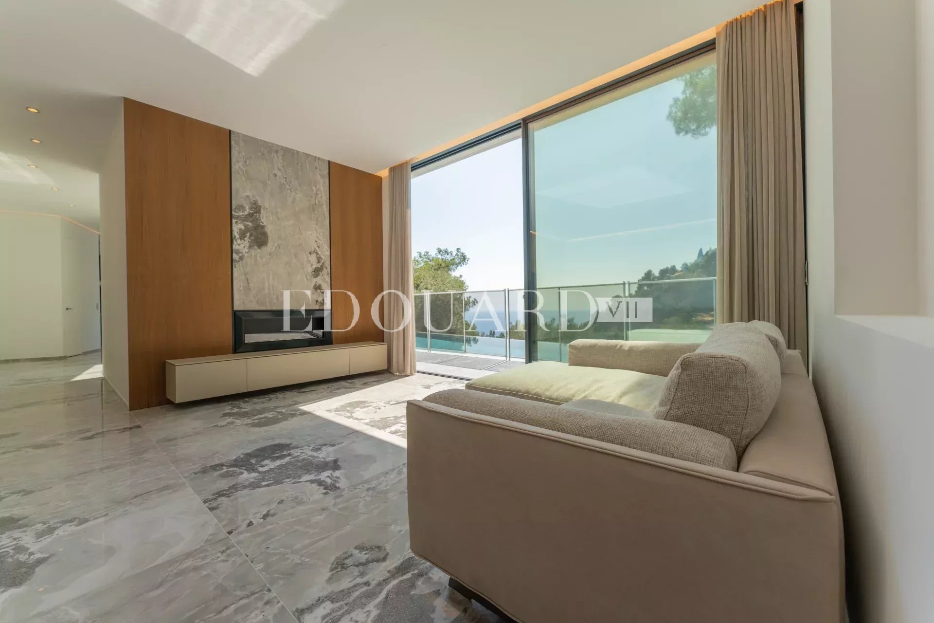 En exclusivité villa neuve avec domotique, ascenseur, grandes terrasses, piscine à débordement et belle vue mer
