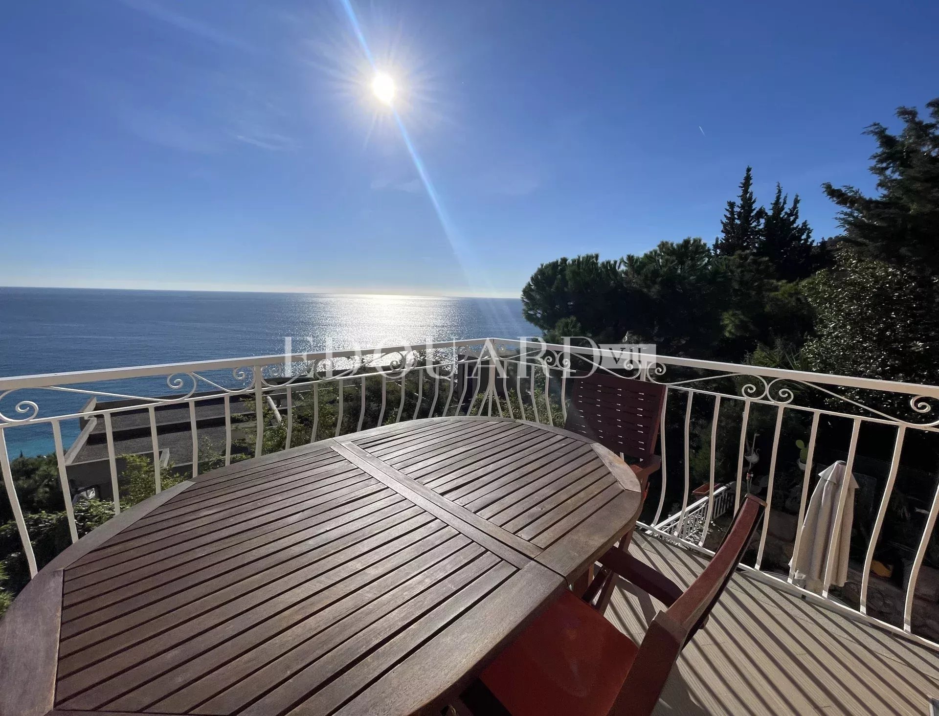 En exclusivité jolie villa rénovée avec deux terrasses, jardin, magnifique vue mer et deux parkings