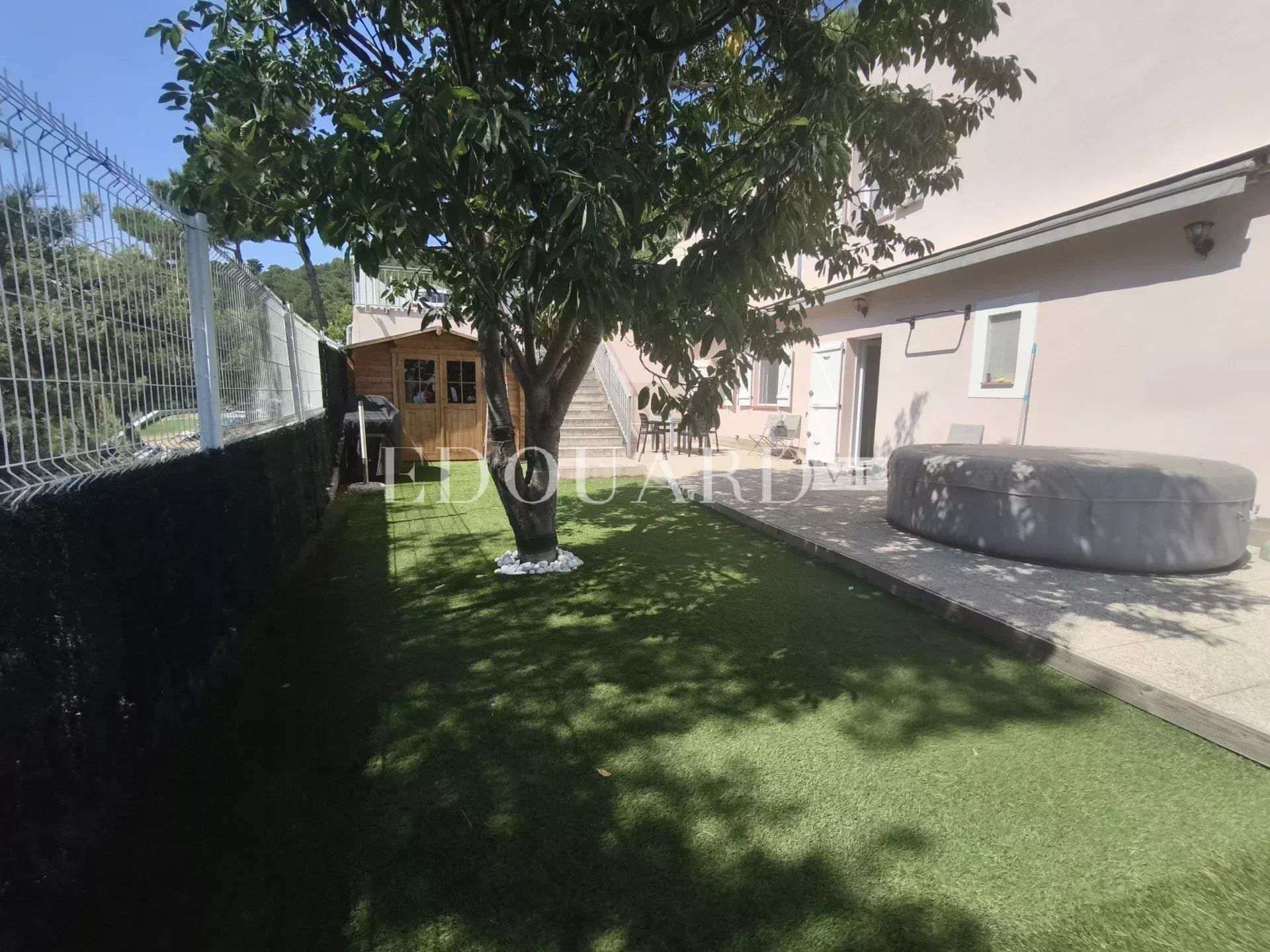 Rare sur la commune de Roquebrune Cap Martin, quatre pièces en bas de villa avec jardin, vue mer et parking