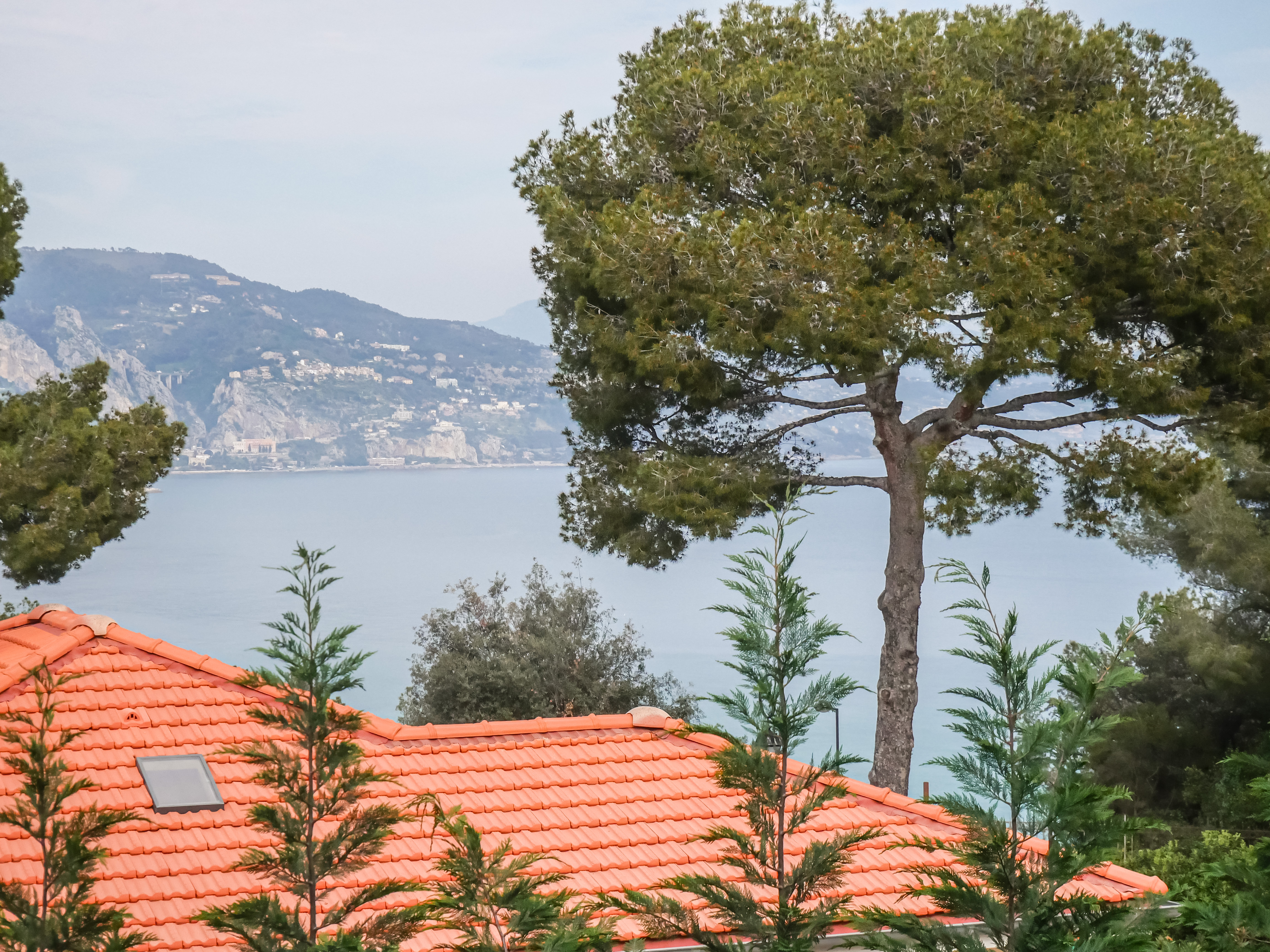 CAP MARTIN - VILLA CONTEMPORAINE - SECTEUR PRISÉ