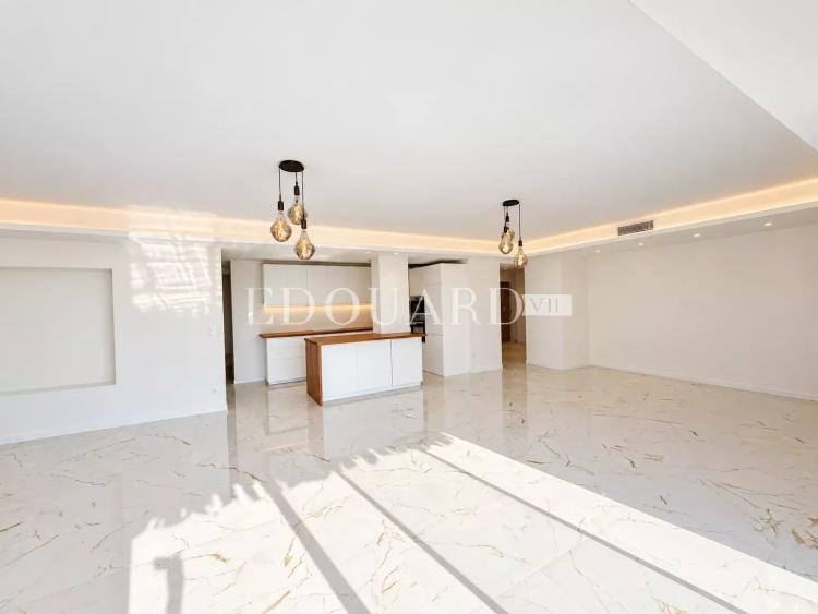 Somptueux quatre pièces à vendre avec belle vue sur la ville et la mer, en plein centre de Roquebrune Cap Martin