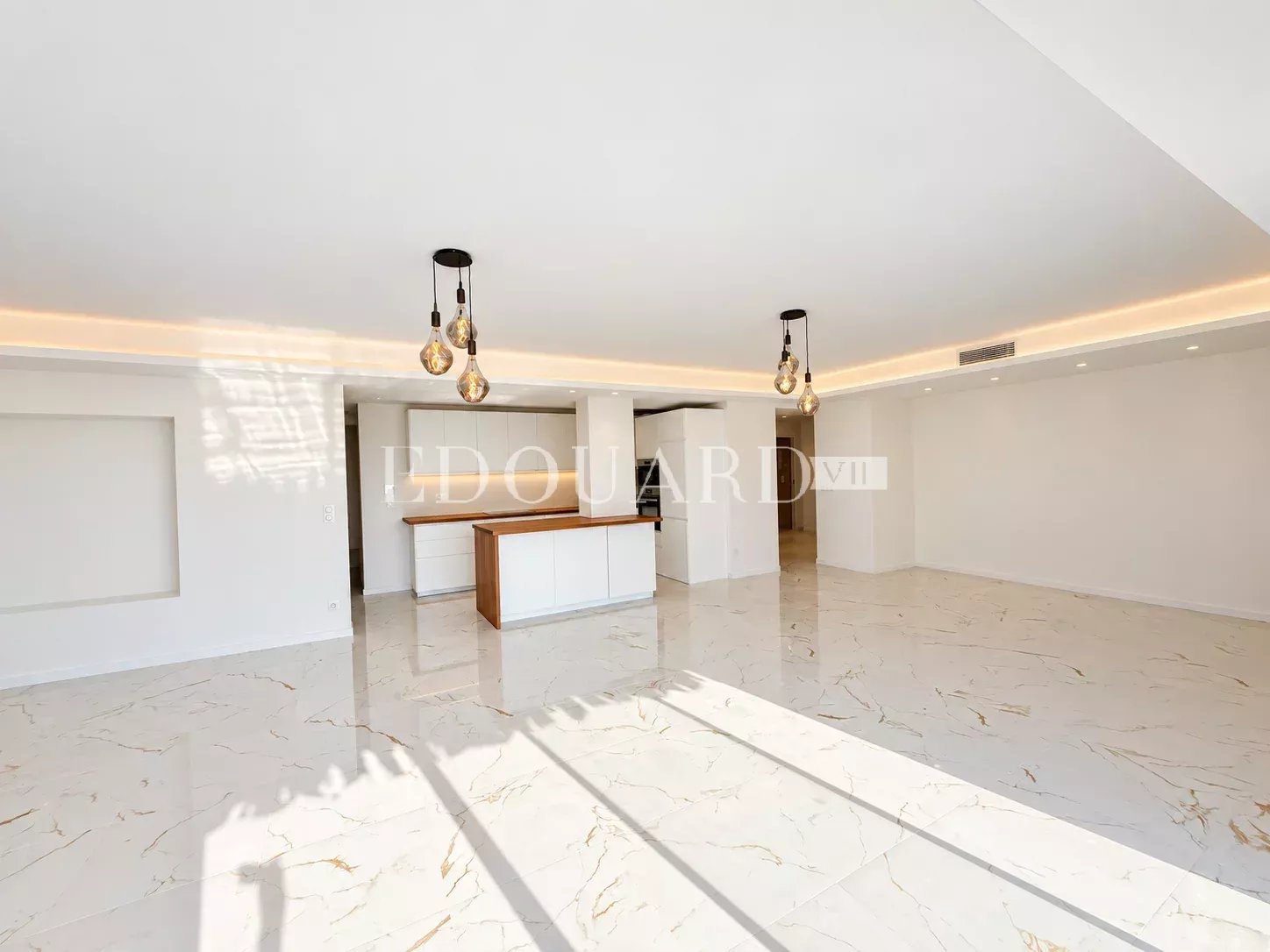Somptueux quatre pièces à vendre avec belle vue sur la ville et la mer, en plein centre de Roquebrune Cap Martin