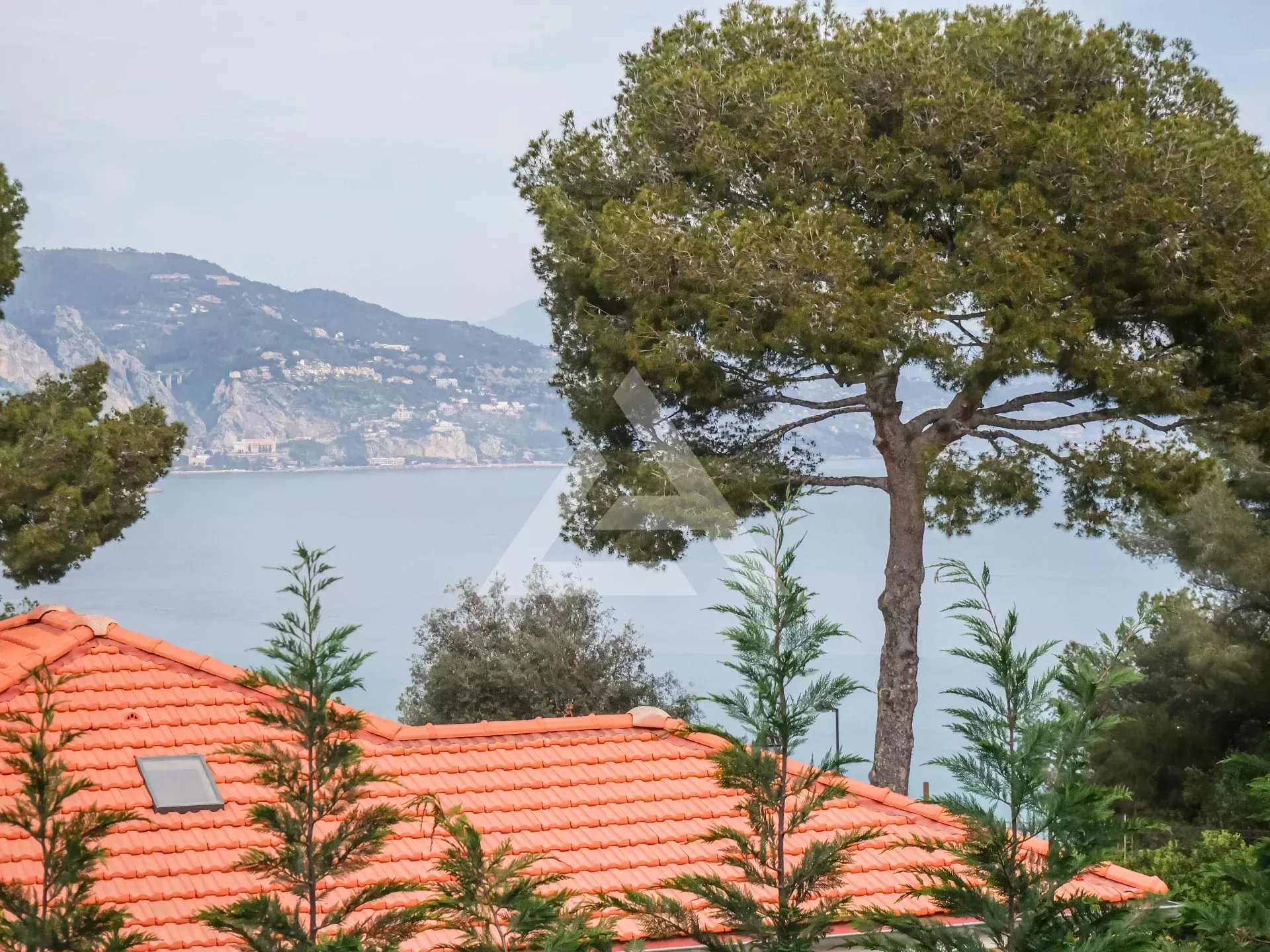 CAP MARTIN - VILLA CONTEMPORAINE - SECTEUR PRISÉ