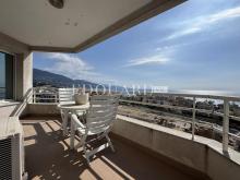Deux pièces meublé à louer avec terrasse, splendide vue mer panoramique et double parking