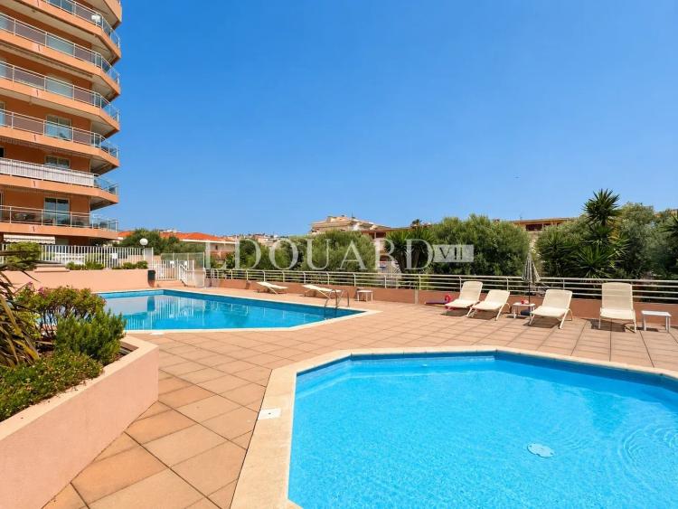En exclusivité trois pièces avec vaste terrasse, splendide vue mer et double garage, dans immeuble de standing