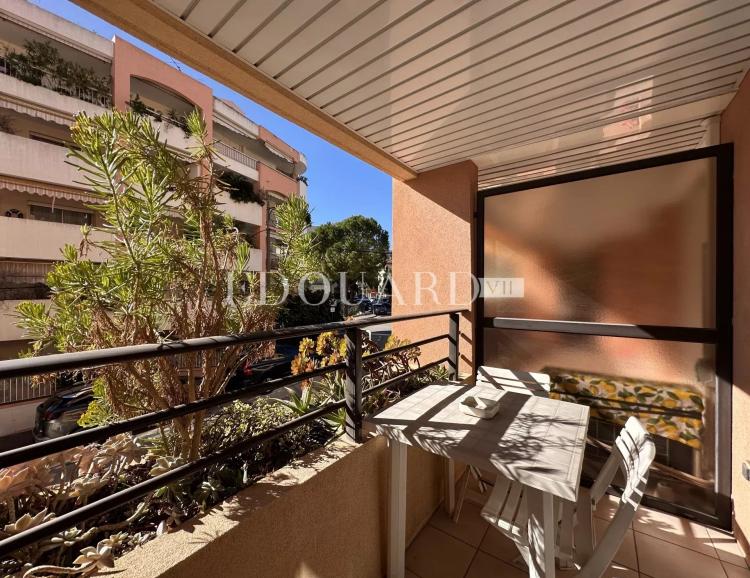 En exclusivité beau deux pièces en parfait état avec spacieux balcon, jolie échappée mer et garage