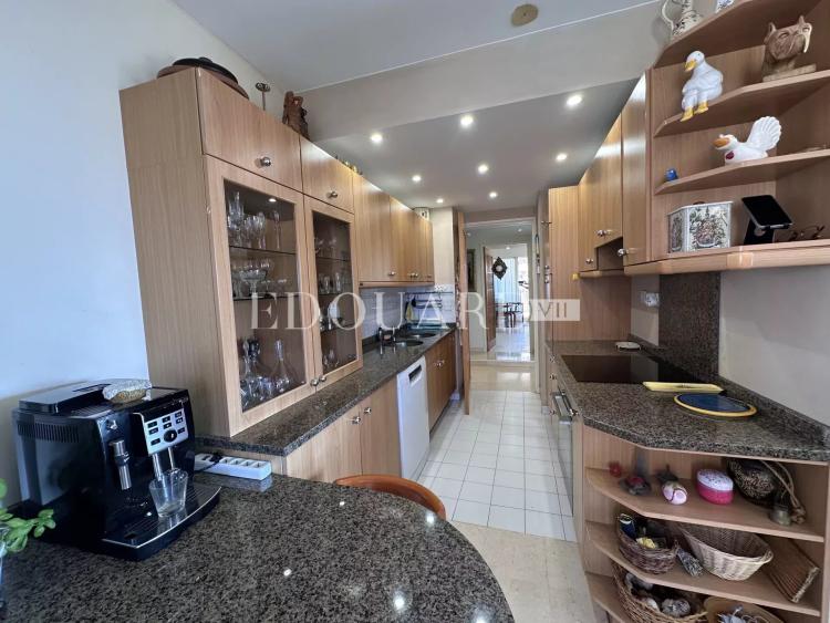 Dans immeuble de standing avec piscine, en exclusivité trois pièces avec vaste terrasse et garage