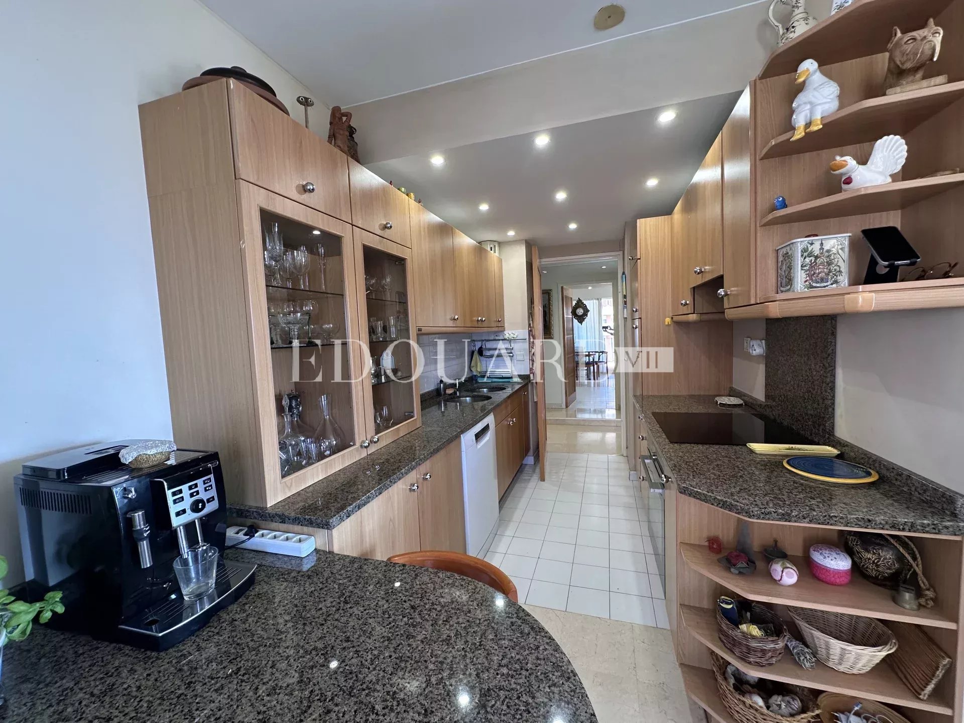 Dans immeuble de standing avec piscine, en exclusivité trois pièces avec vaste terrasse et garage
