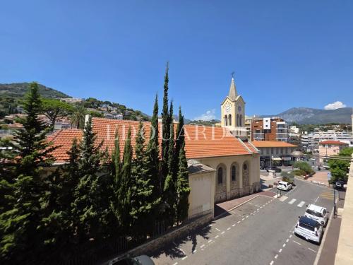 Deux pièces à rénover, avec grande terrasse et agréable vue dégagée, en plein centre de Carolès