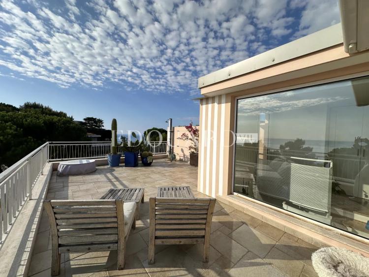 Magnifique trois pièces superbement rénové et meublé, avec spectaculaire terrasse et splendide vue panoramique