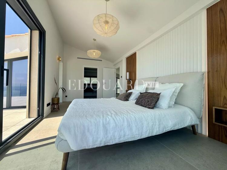 Somptueuse villa complètement rénovée avec piscine chauffée et splendide vue mer panoramique