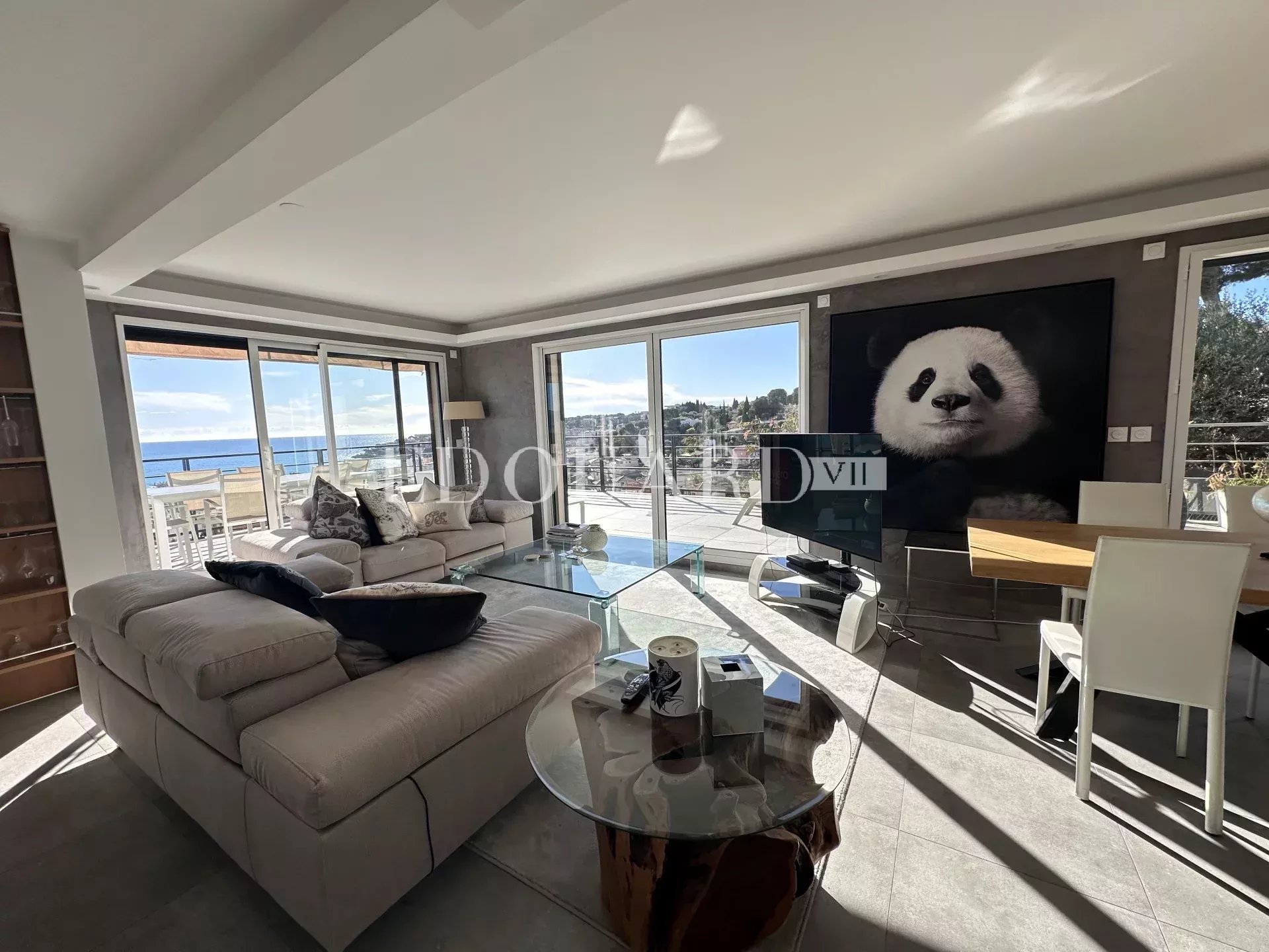 Superbe trois pièces en dernier étage avec spectaculaire terrasse et magnifique vue mer panoramique