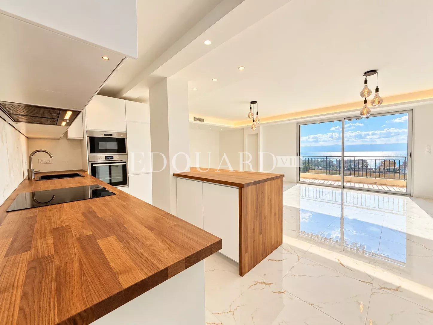Somptueux quatre pièces à vendre avec belle vue sur la ville et la mer, en plein centre de Roquebrune Cap Martin