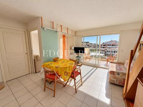 En exclusivité deux pièces en dernier étage avec spacieuse terrasse, cave et parking, à quelques pas des plages
