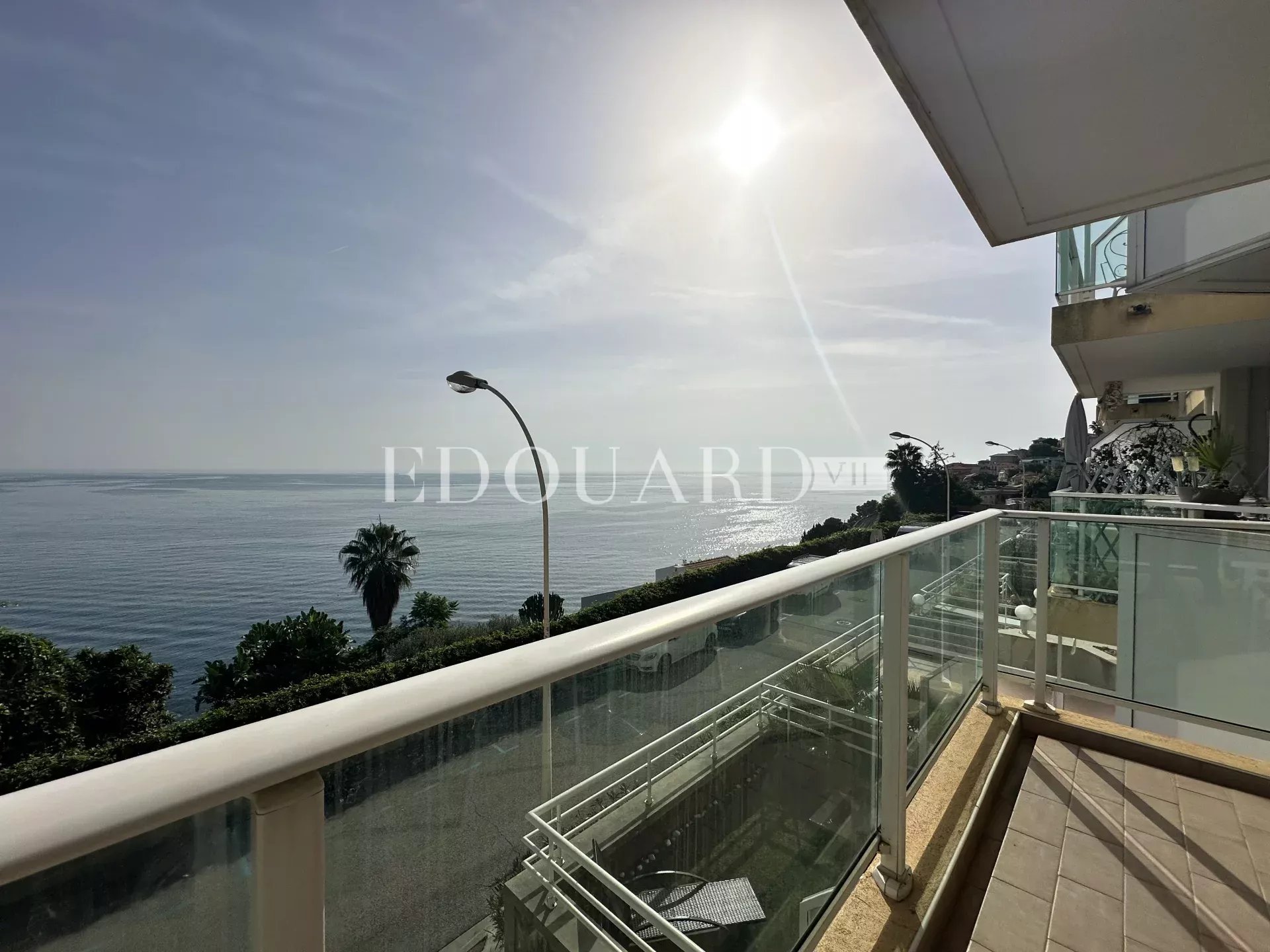 En exclusivité deux pièces avec terrasse, magnifique vue mer panoramique et spacieux parking