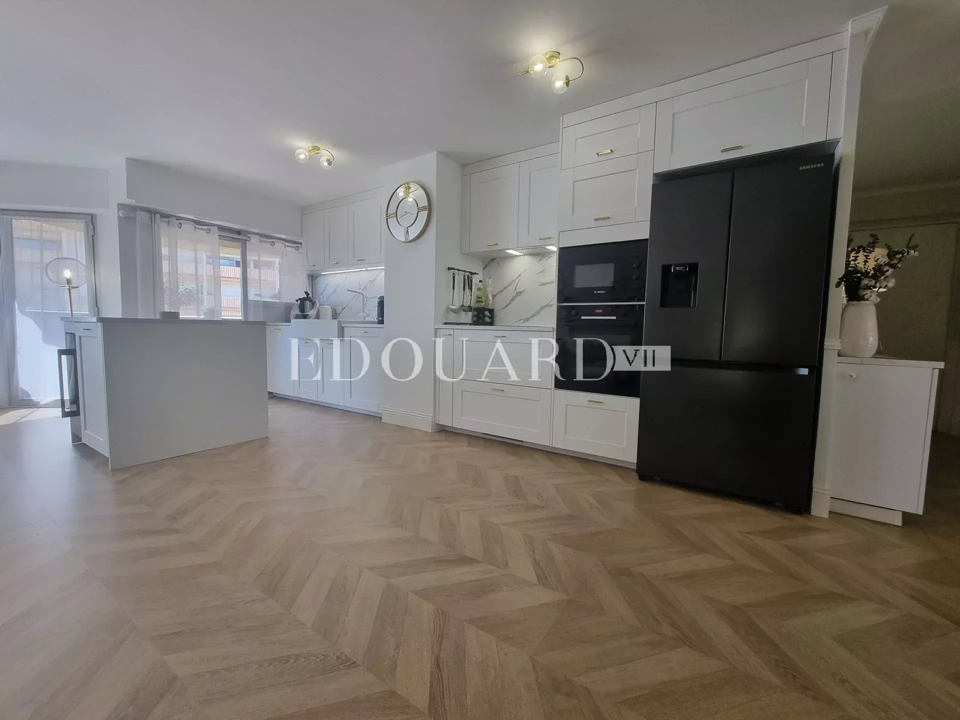 En exclusivité splendide quatre pièces traversant, entièrement rénové avec terrasse et possibilité garage